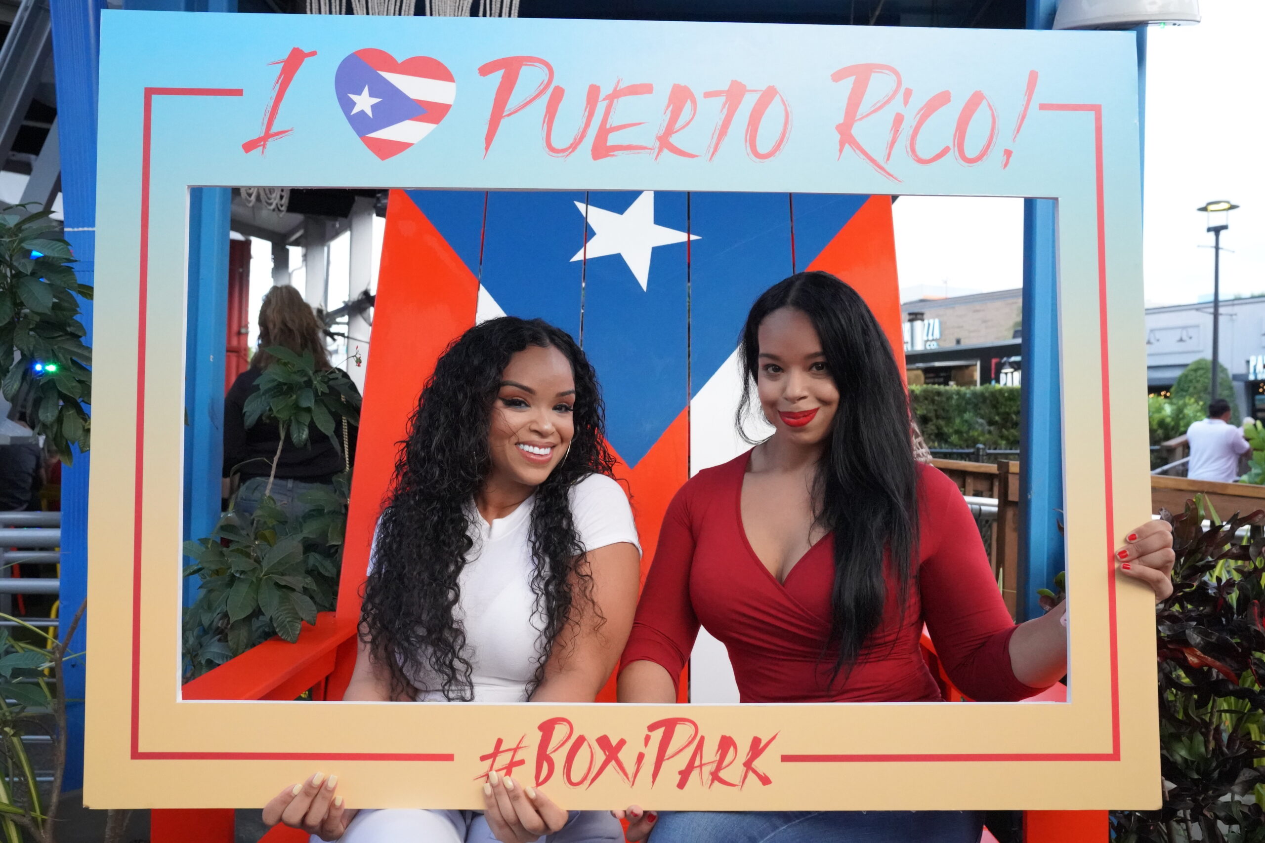 Ladies holding up I Love Puerto Rico Sign at Boxi Park